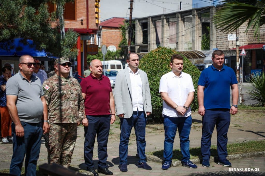 სენაკში აგვისტოს ომში დაღუპულთა მემორიალი ხელისუფლების წარმომადგენლებმა გვირგვინით შეამკეს - image 3