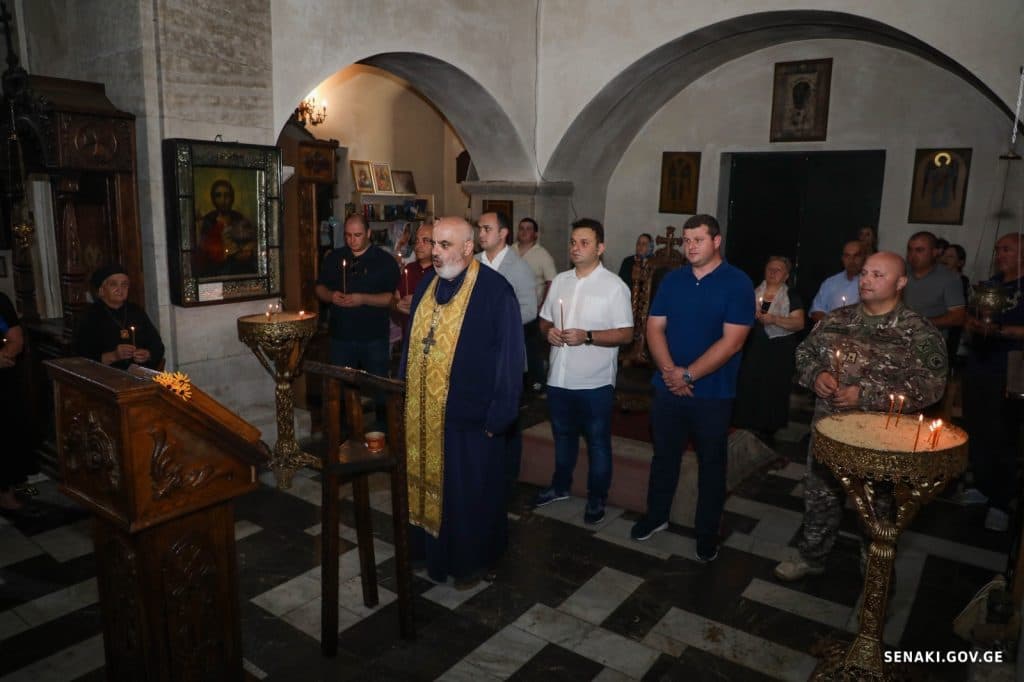 სენაკში აგვისტოს ომში დაღუპულთა მემორიალი ხელისუფლების წარმომადგენლებმა გვირგვინით შეამკეს - image 2