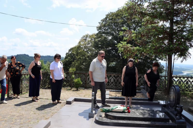 2008 წლის აგვისტოს ომში დაღუპულ წალენჯიხელს ადგილობრივი ხელისუფლების წარმომადგენლებმა პატივი მიაგეს