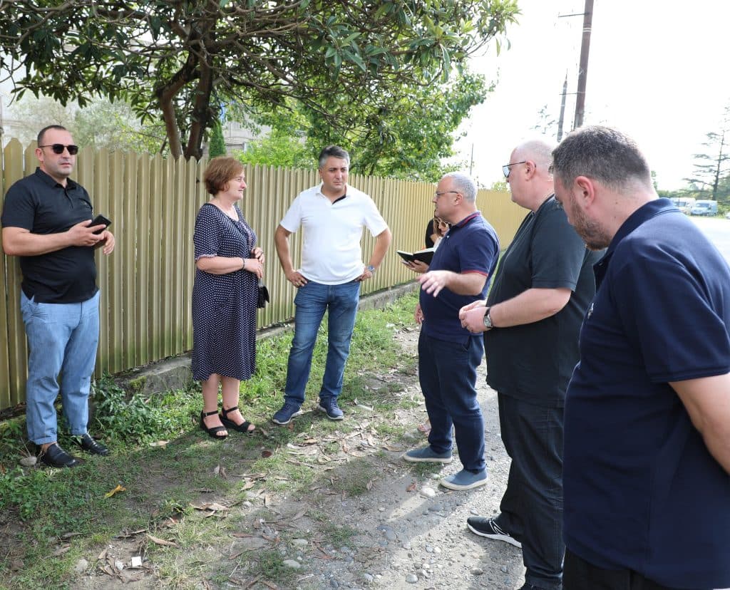 დავით კოდუა: ზუგდიდში 70-მდე ქუჩის რეაბილიტაციას ვახდენთ, პროცესი გაგრძელდება სანამ ყველა გზას არ მოვაწესრიგებთ - image 4