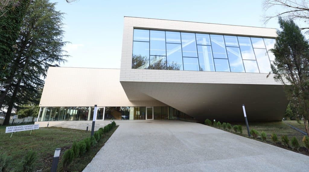 პრემიერმა ზუგდიდში ზვიად გამსახურდიას სახელობის ახალგაზრდული ცენტრი, ბიბლიოთეკა და მუზეუმი დაათვალიერა - image 5