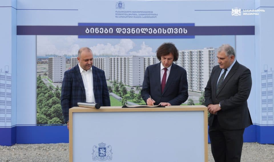 ზუგდიდში, დევნილი ოჯახების განსახლების მიზნით, 1700 ბინის მშენებლობა დაიწყო