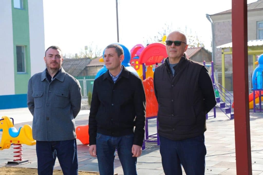 ზუგდიდში 6 საბავშვო ბაღის მშენებლობა და ოთხის სრული რეაბილიტაცია მიმდინარეობს - image 3