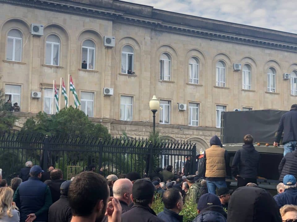 სოხუმში მომიტინგეები შსს შტურმს აანონსებენ თუ ბჟანია არ გადადგება