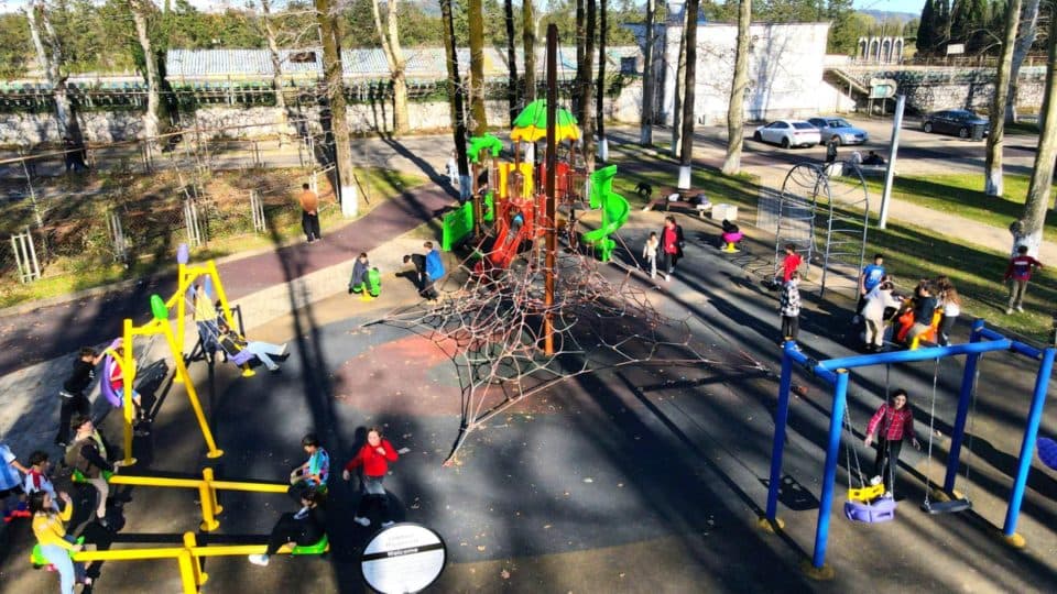 ხობის ცენტრალურ პარკში საბავშვო ატრაქციონები მოეწყო