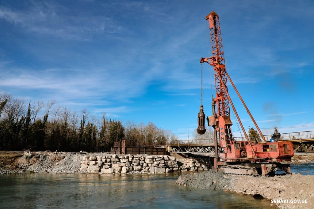 სენაკის მერი ლეძაძამეში, ხიდის სამშენებლო სამუშაოებს გაეცნო - image 2