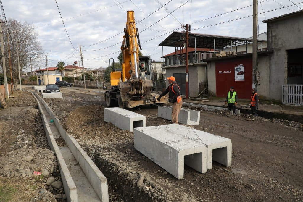 გუბერნატორი ინფრასტრუქტურული სამუშაოების მიმდინარეობას გაეცნო - image 3