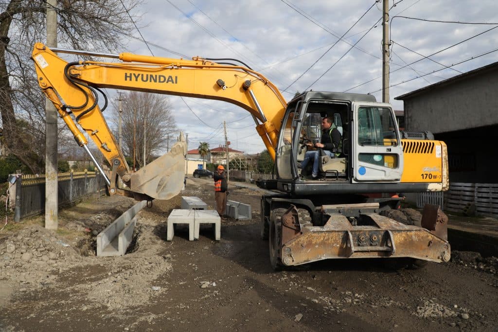 გუბერნატორი ინფრასტრუქტურული სამუშაოების მიმდინარეობას გაეცნო - image 5
