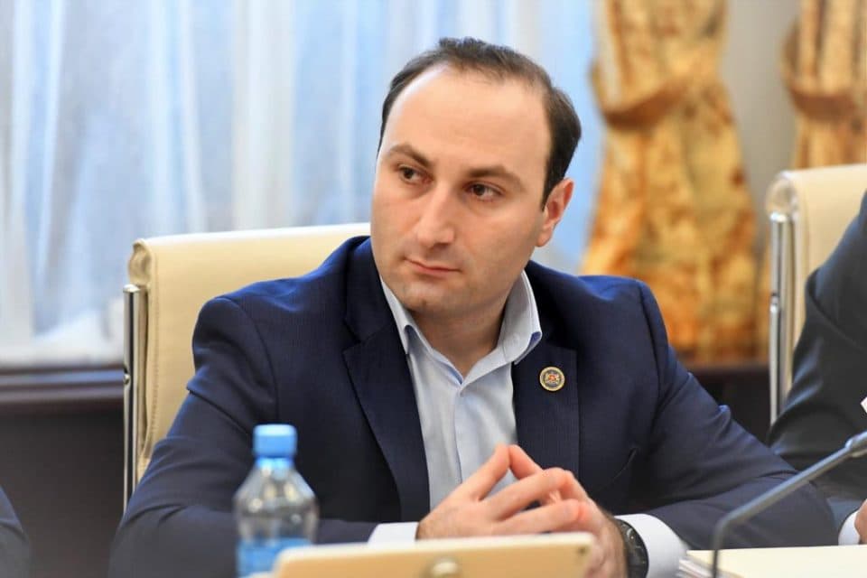 ანრი ოხანაშვილი: სტრასბურგის სასამართლოს გადაწყვეტილებით, დადასტურდა, რომ კეზერაშვილმა თავდაცვის მინისტრობის დროს 2008 წლის ომამდე ბიუჯეტიდან გაფლანგა ქართული ჯარისთვის განკუთვნილი დიდი ოდენობით თანხა, 5 მილიონ 60 ათასი ევრო