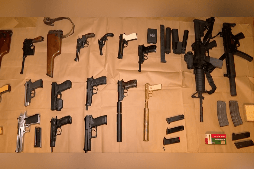 შსს: კეზერაშვილის სახლის ჩხრეკისას საცხოვრებელ ბინაში სამალავიდან ამოღებულია რამდენიმე ათეული არარეგისტრირებული ცეცხლსასროლი იარაღი, მაყუჩები, საბრძოლო ვაზნები, კომპიუტერული ტექნიკა და მეხსიერების ბარათი. ვიდეო