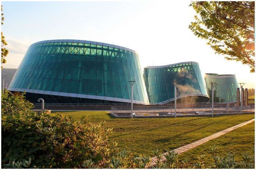 შინაგან საქმეთა სამინისტრომ პოლიციელზე თავდასხმის ბრალდებით ერთი პირი დააკავა