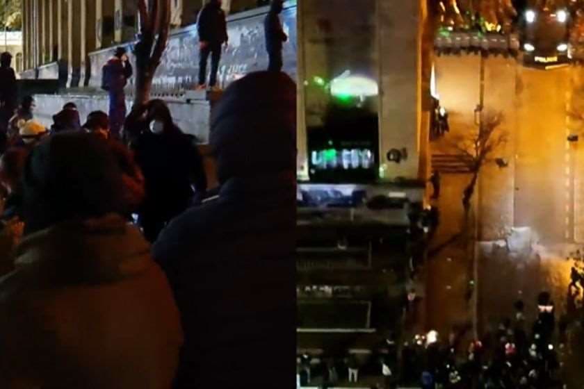 შსს: მოძალადე ჯგუფის წევრები პოლიციის მიმართულებით ისვრიან სხვადასხვა საგანს, ქვებს, შუშის ბოთლებსა და პიროტექნიკას