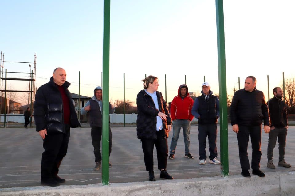 ხობის მერი დავით ბუკია საჯიჯაოში მინი სტადიონის მშენებლობის პროცესს გაეცნო