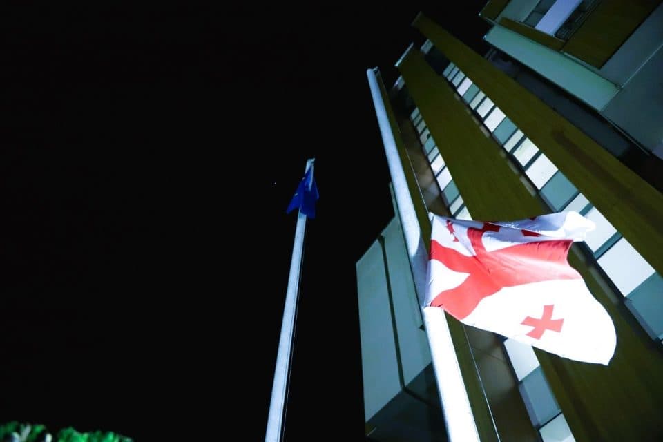 გლოვის დღესთან დაკავშირებით სამეგრელო-ზემო სვანეთის სახელმწიფო რწმუნებულის ადმინისტრაციის შენობაზე დროშა დაუშვეს