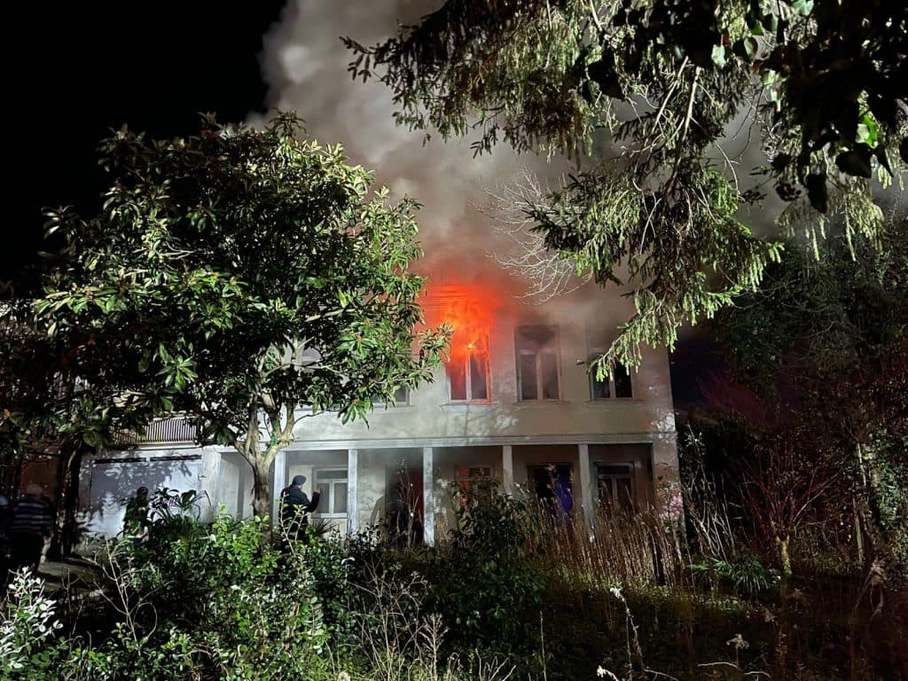 ზუგდიდში ხანძარს მამაკაცის სიცოცლე ემსხვერპლა - image 5