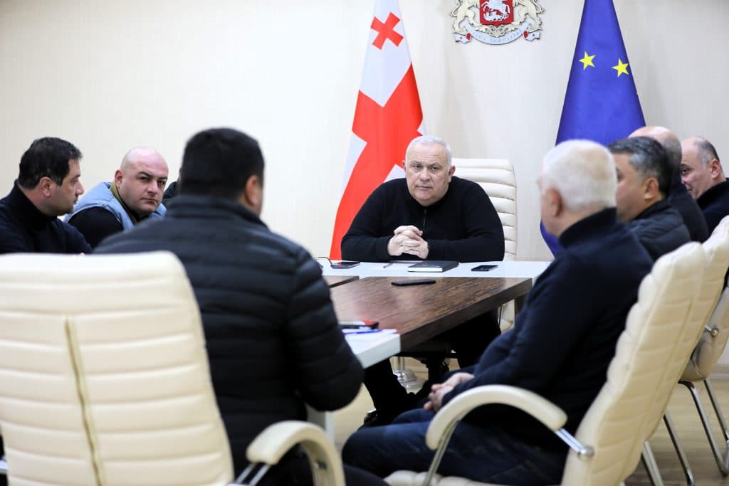 რწმუნებულის ადმინისტრაციაში დიდთოვლობასთან დაკავშირებით ზუგდიდში შექმნილი საკოორდინაციო შტაბის სხდომა გაიმართა - image 2