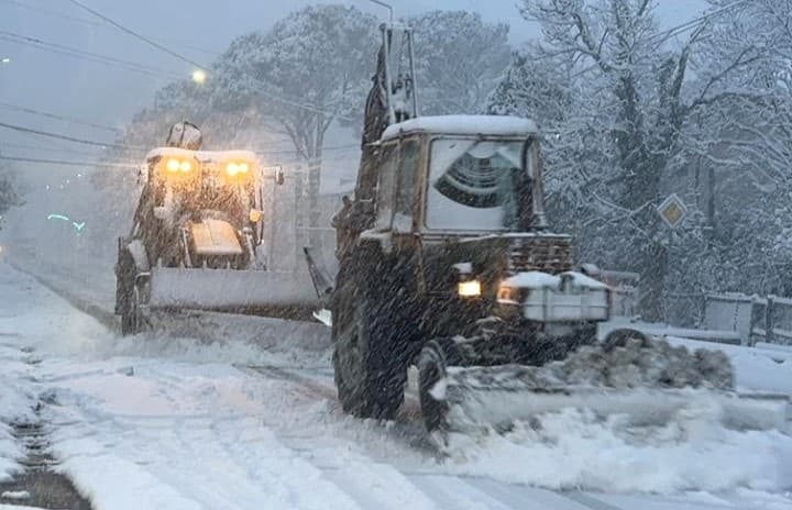 აბაშაში თოვლის საფარისგან გზები იწმინდება
