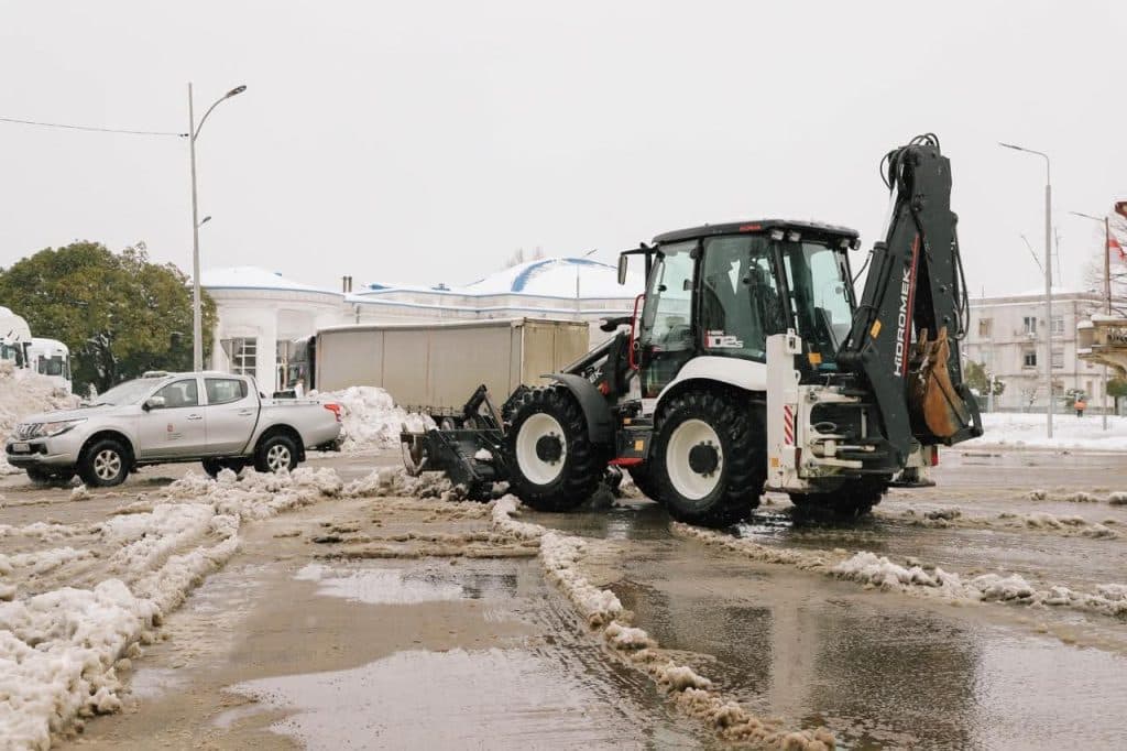 ფოთში თოვლისგან გზების გაწმენდითი ღონისძიებები ინტენსიურად ხორციელდება - image 3