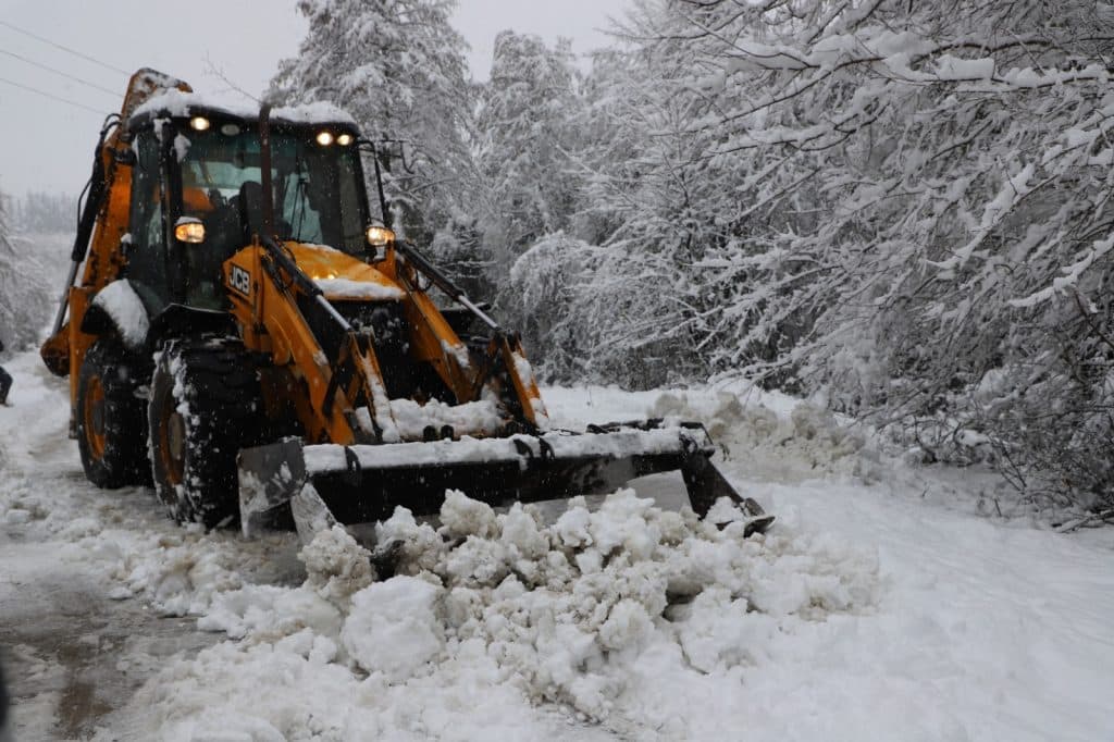 ჩხოროწყუში დიდთოვლობის შედეგად დაზიანებული ელექტროსისტემის აღდგენა მიმდინარეობს - image 2