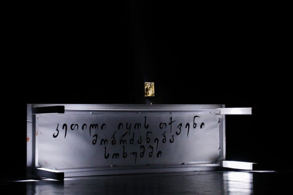 გიორგი ჭანტურიას სპექტაკლი ,,უკანასკნელი თოლია,“ რომელიც ჟიული შარტავას სიცოცხლის ბოლო დღეს ეხება დასმა სენაკის თეატრში წარადგინა [ფოტორეპორტაჟი] - image 3