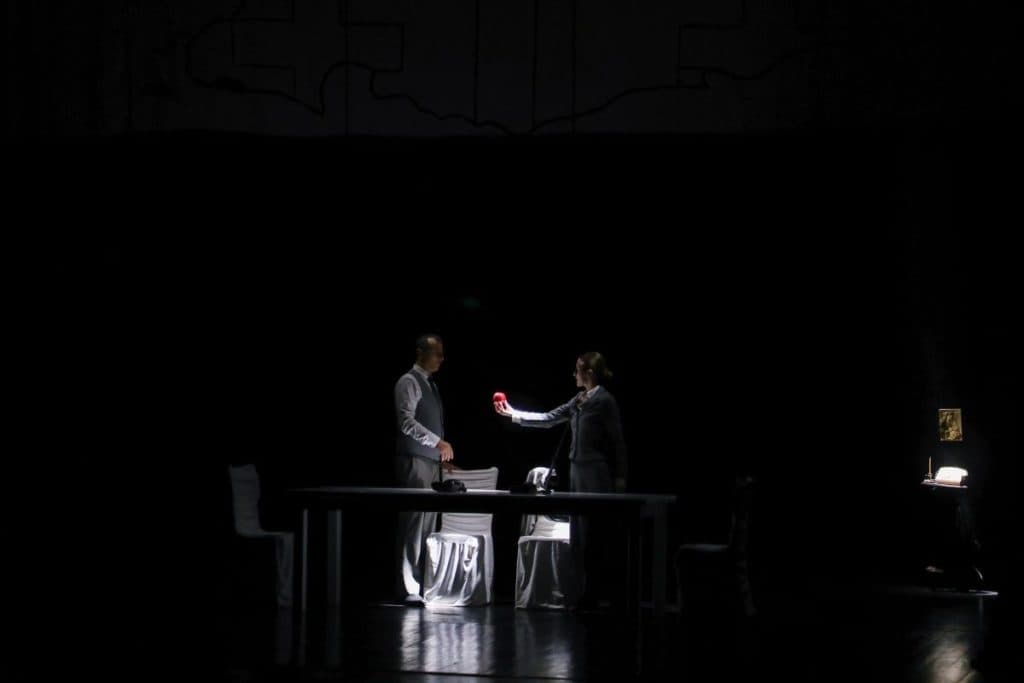 გიორგი ჭანტურიას სპექტაკლი ,,უკანასკნელი თოლია,“ რომელიც ჟიული შარტავას სიცოცხლის ბოლო დღეს ეხება დასმა სენაკის თეატრში წარადგინა [ფოტორეპორტაჟი] - image 13