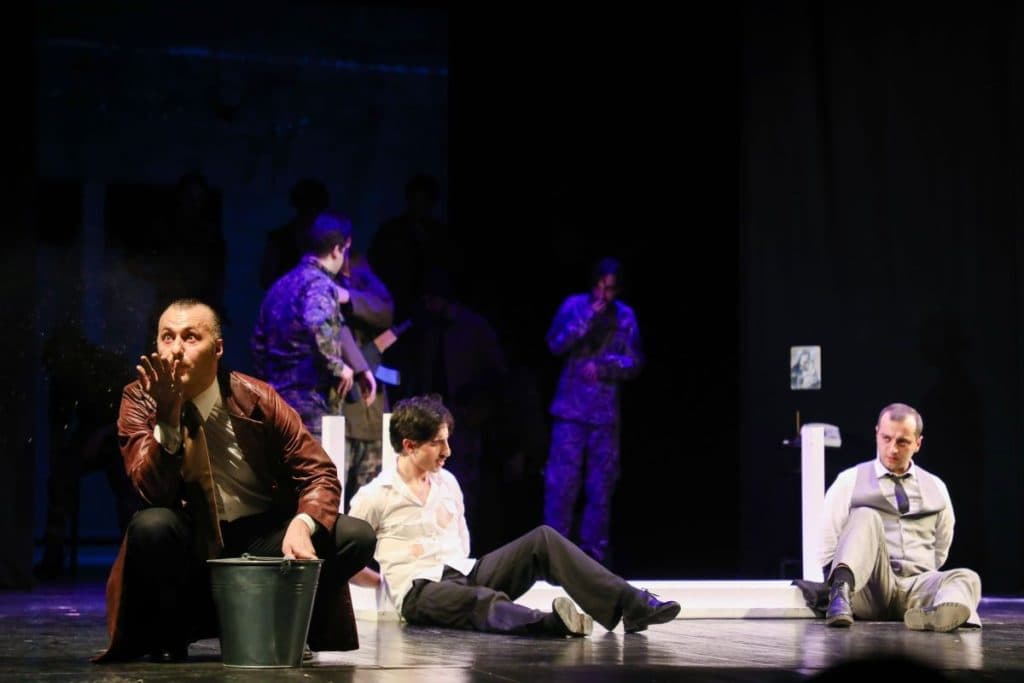 გიორგი ჭანტურიას სპექტაკლი ,,უკანასკნელი თოლია,“ რომელიც ჟიული შარტავას სიცოცხლის ბოლო დღეს ეხება დასმა სენაკის თეატრში წარადგინა [ფოტორეპორტაჟი] - image 16