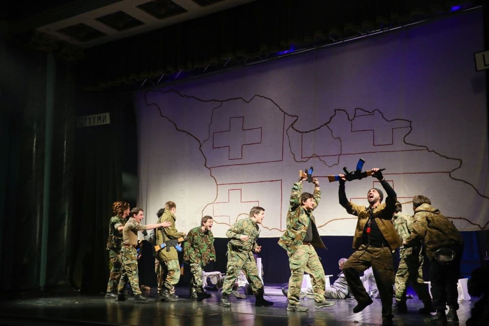 გიორგი ჭანტურიას სპექტაკლი ,,უკანასკნელი თოლია,“ რომელიც ჟიული შარტავას სიცოცხლის ბოლო დღეს ეხება დასმა სენაკის თეატრში წარადგინა [ფოტორეპორტაჟი] - image 18