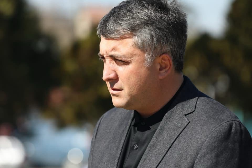 ზუგდიდში გენო ადამიას ბიუსტი ყვავილებით შეამკეს - image 4