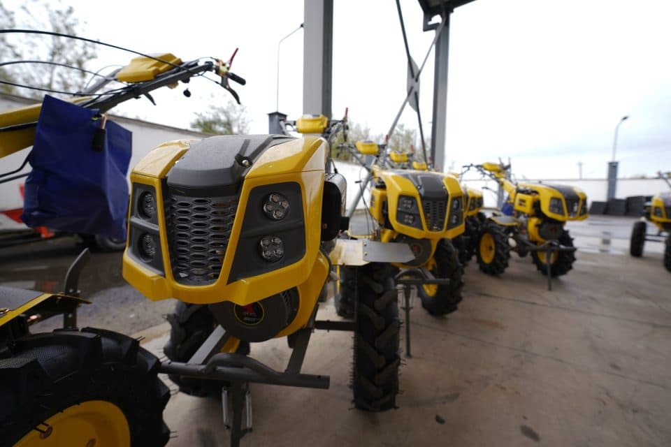 სამინისტრო დევნილებს და ეკომიგრანტებს სასოფლო-სამეურნეო ტექნიკას შეუძენს