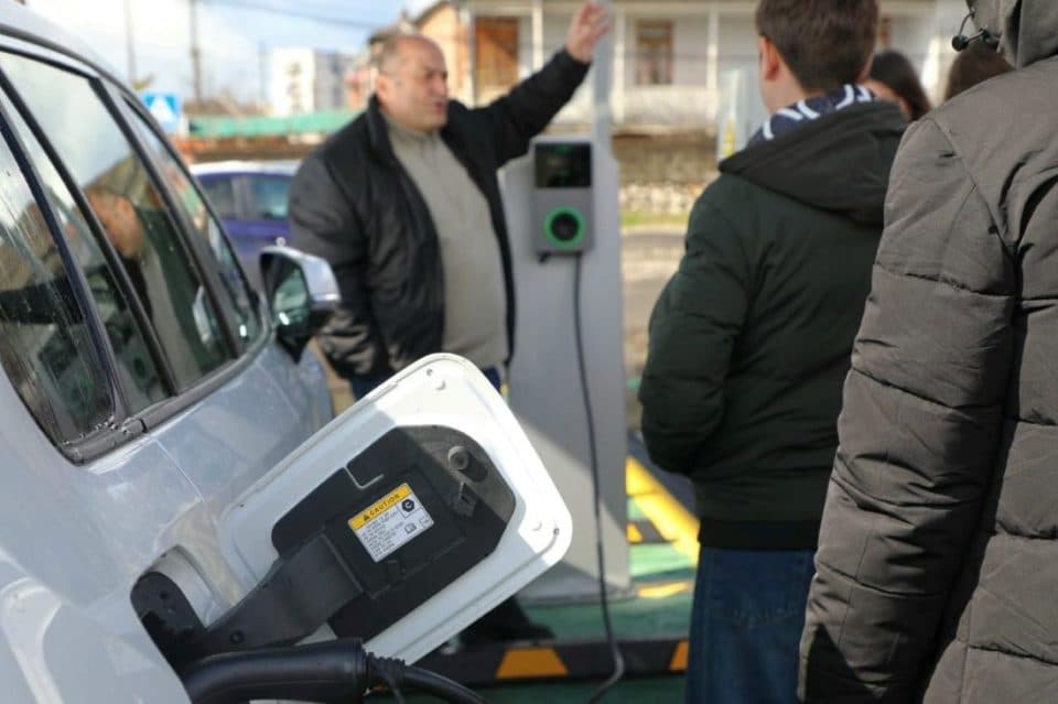 ფოთში ელექტრო ავტომობილების დამმუხტველი სადგური მოეწყო