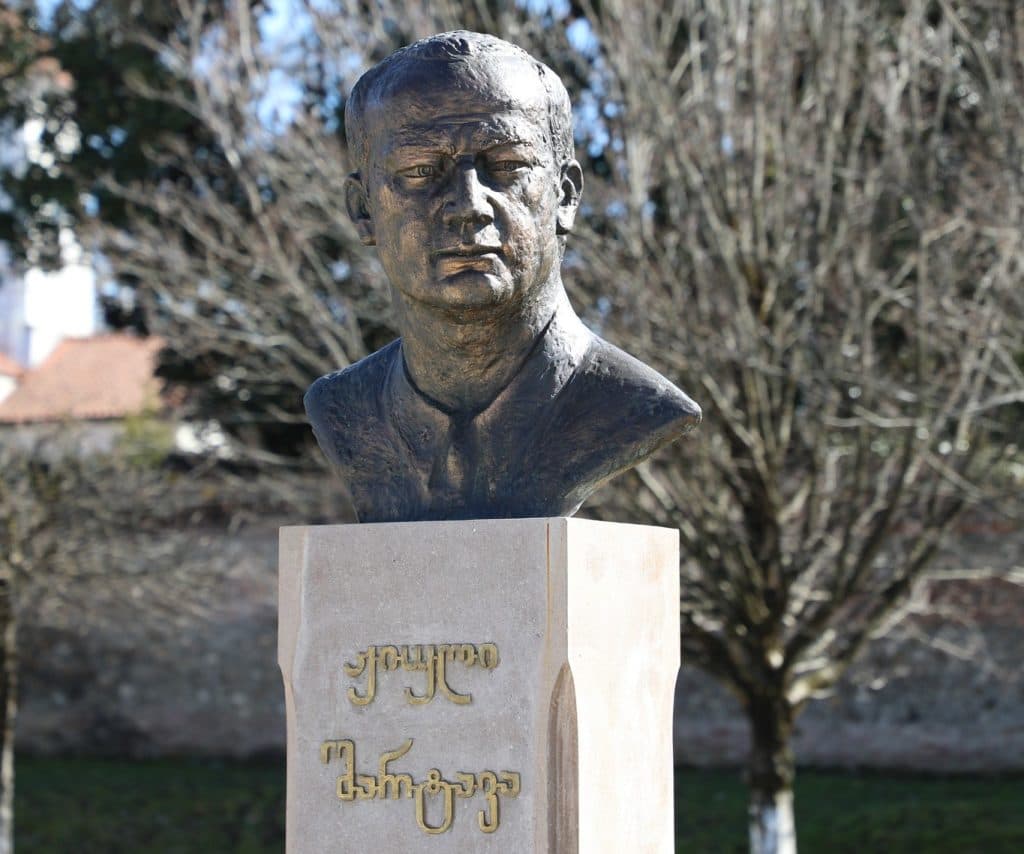 ზუგდიდის მერმა ჟიული შარტავას ბიუსტი ყვავილებით შეამკო - image 2