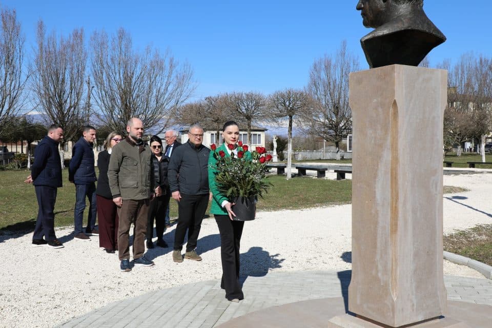 ზუგდიდის მერმა ჟიული შარტავას ბიუსტი ყვავილებით შეამკო