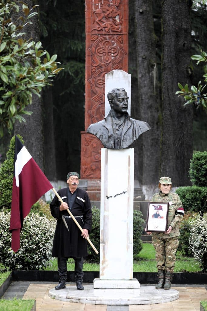 ისტორიულ დღესთან დაკავშირებით ზუგდიდიში დროშებით მოირთო გამსახურდიას გამზირი, განთავსდა რეფერენდუმის დღის ამსახველი ბილბორდებ - image 2