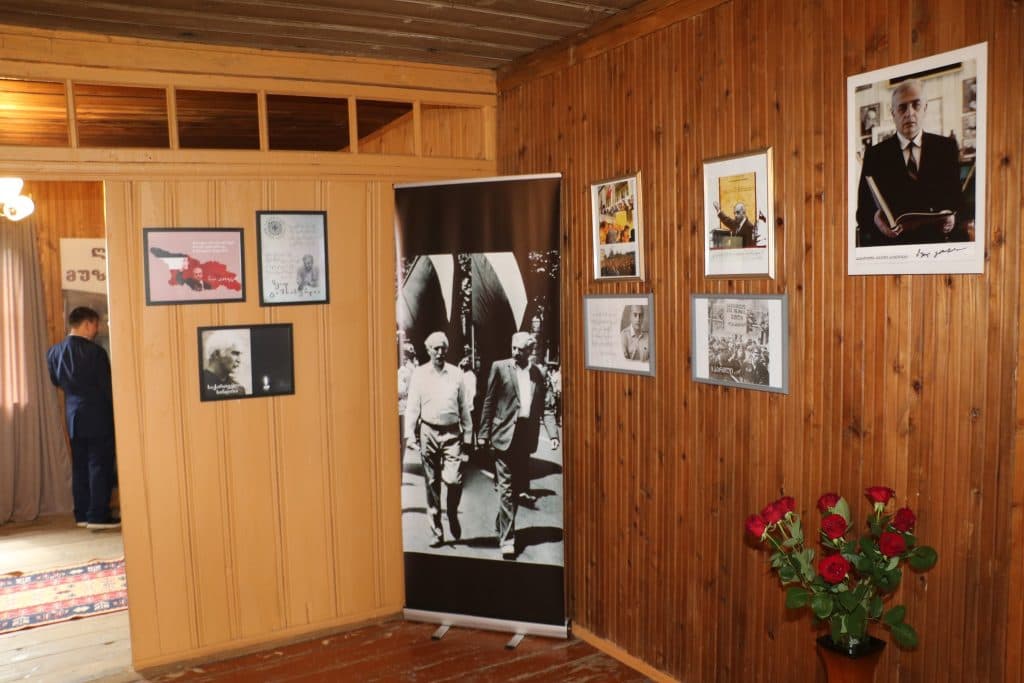 ხიბულაში ზვიად გამსახურდია მემორიალურ სახლში რეფერენდუმის და პირველი პრეზიდენტის დაბადების დღისადმი მიძღვნილი ღონისძება ჩატარდა - image 2