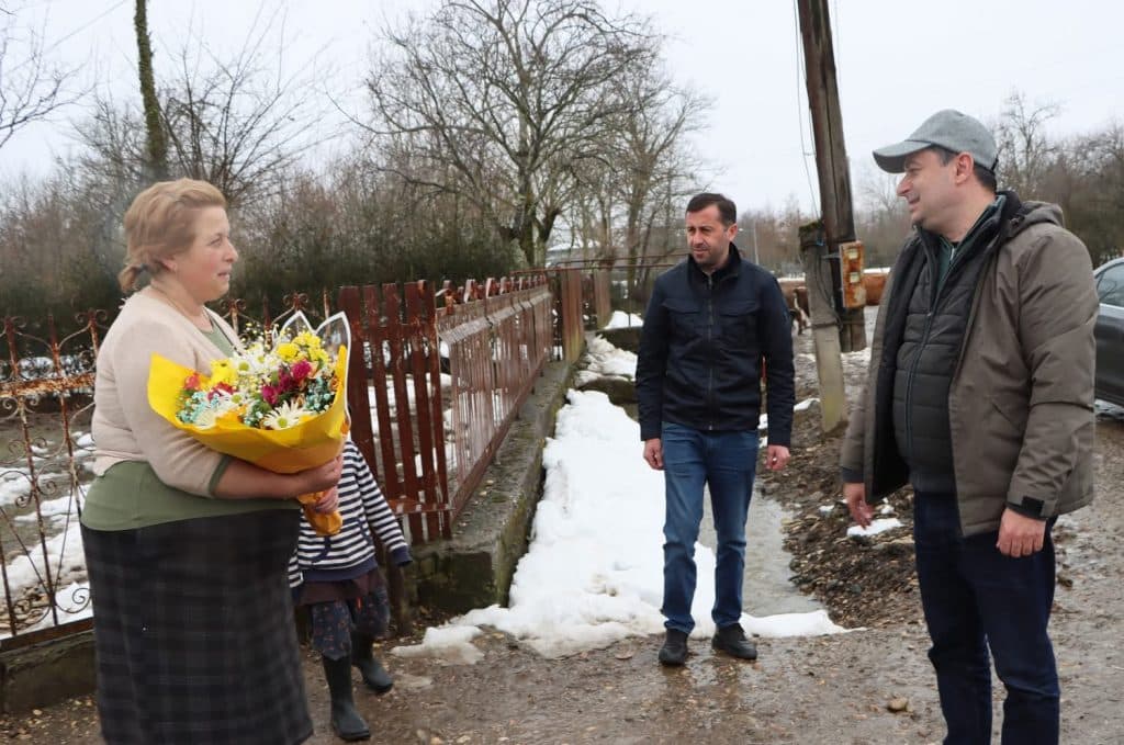 აბაშის მერმა მრავალშვილიან დედებს დედის დღე მიულოცა და საჩუქრები გადასცა - image 4