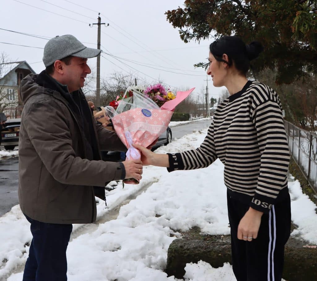 აბაშის მერმა მრავალშვილიან დედებს დედის დღე მიულოცა და საჩუქრები გადასცა - image 3