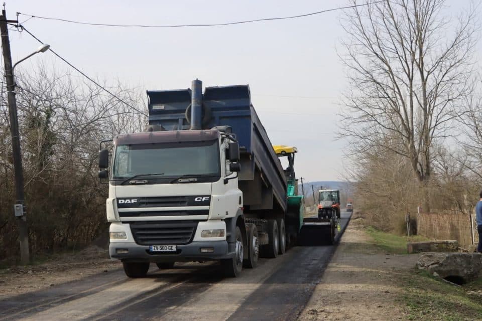 აბაშაში საგზაო ინფრასტრუქტურის მოწყობის სამუშაოები მიმდინარეობს