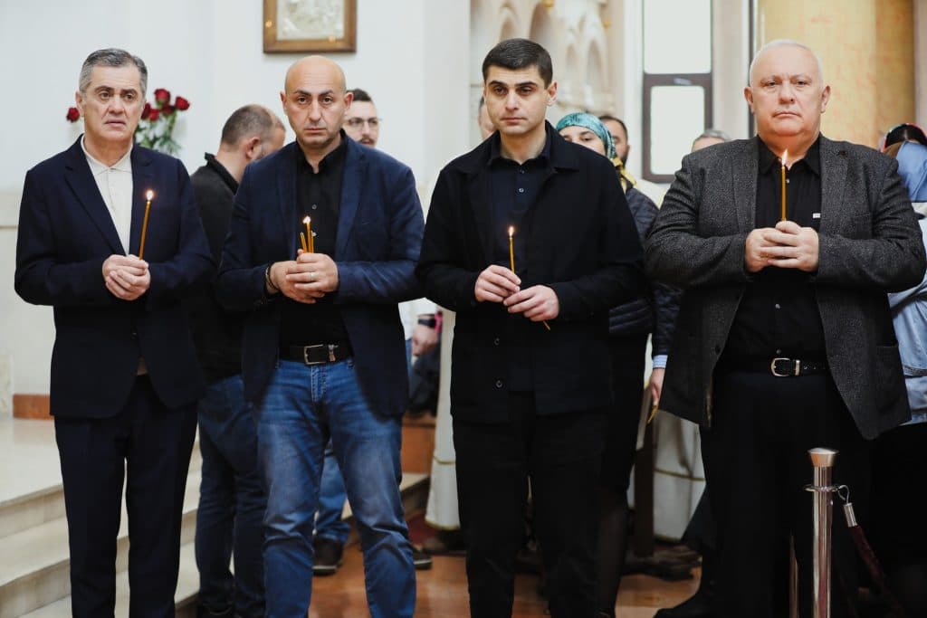 ფოთში კვირაცხოვლობის დღესასწაული და ბრწყინვალე აღდგომის სახელობის საკათედრო ტაძრის განახლების დღე აღინიშნა - image 3