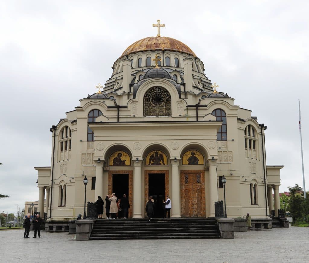 ფოთში კვირაცხოვლობის დღესასწაული და ბრწყინვალე აღდგომის სახელობის საკათედრო ტაძრის განახლების დღე აღინიშნა - image 6
