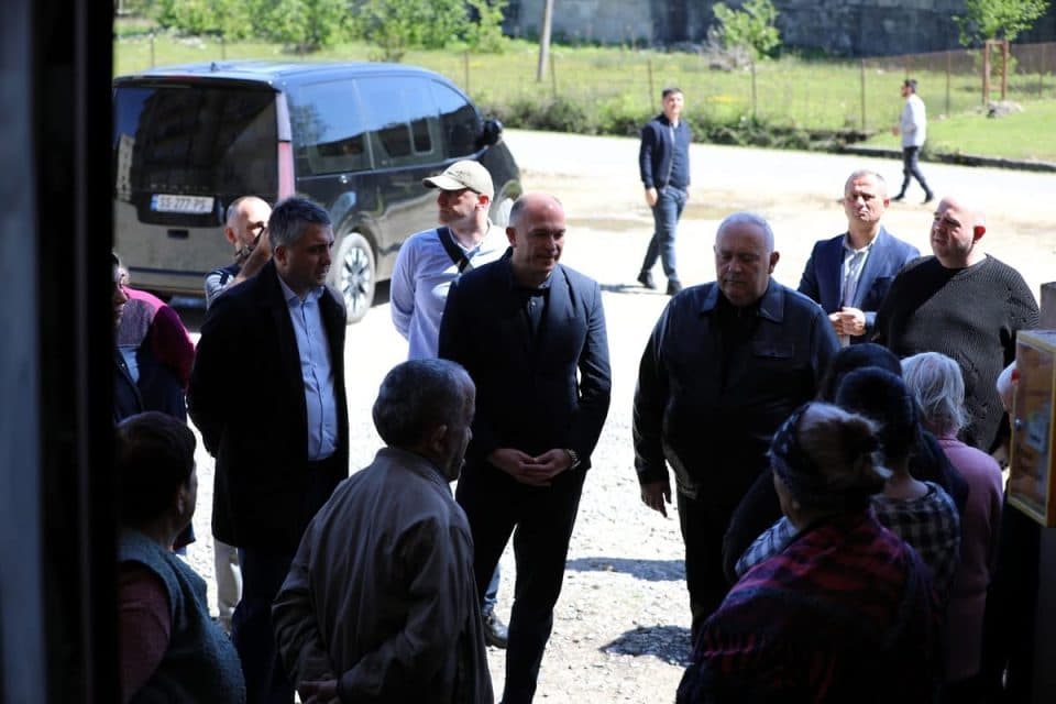 აფხაზეთიდან დროებით დევნილ 1000-მდე ოჯახს სააღდგომო ნობათი გადაეცა