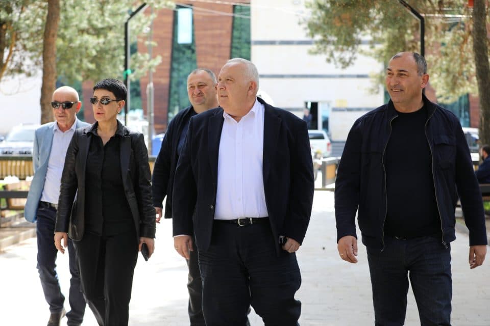 სახელმწიფო რწმუნებული მესტიაში მიმდინარე ინფრასტრუქტურულ პროექტებს გაეცნო