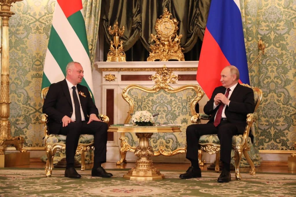 პუტინი მის მიერვე ოკუპირებული აფხაზეთის ე.წ. პრეზიდენტს შეხვდა - image 2