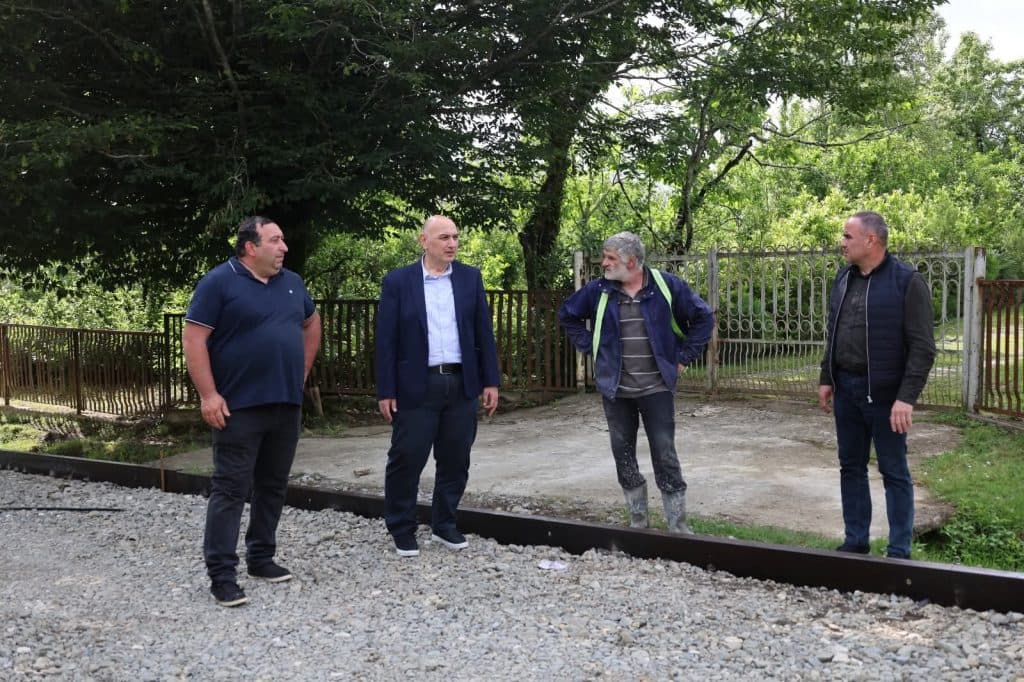 ხობის მერი ზემო ქვალონში გზის რეაბილიტაციის სამუშაოებს გაეცნო - image 3