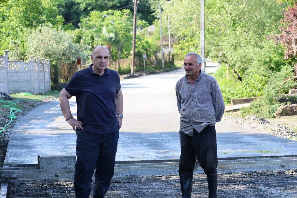 ხობის მერმა ნოჯიხევში გზის სარეაბილიტაციო სამუშაოები დაათვალიერა - image 2