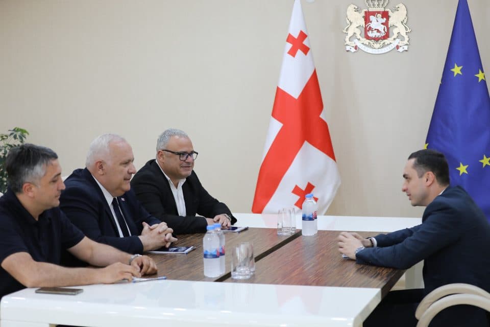 გიორგი ჯინჭარაძე სამეგრელო-ზემო სვანეთის მხარეში სახელმწიფო რწმუნებულს დავით ვერავას შეხვდა