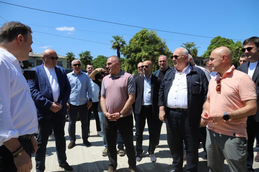 ინფრასტრუქტურის მინისტრი და გუბერნატორი სოფელ ობუჯში გზისა და ხიდის მდგომარეობას გაეცნენ - image 2