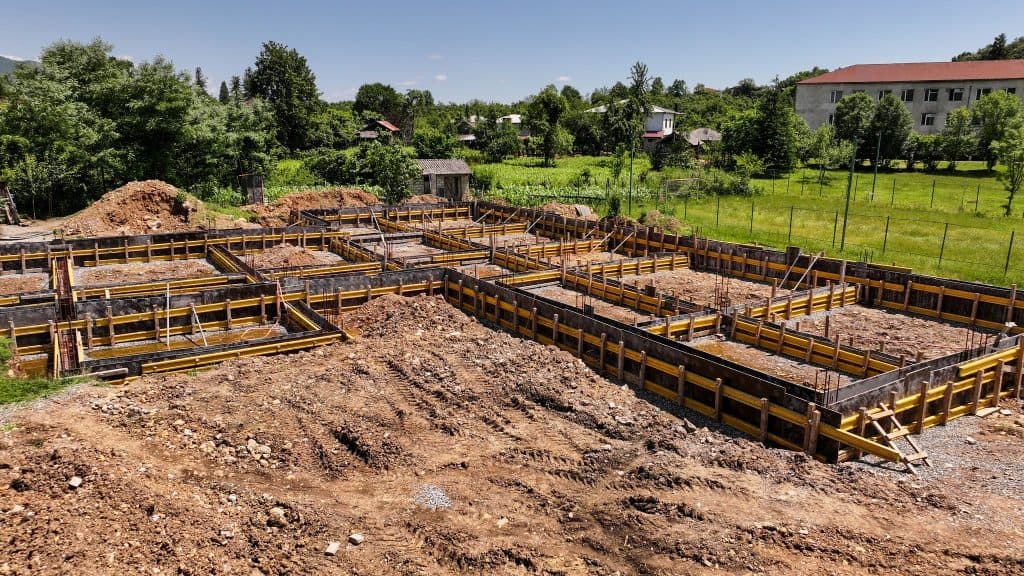 ჯგალსა და ობუჯში საბავშვო ბაღების მშენებლობას ინფრასტრუქტურის მინისტრი და გუბერნატორი გაეცნენ - image 7