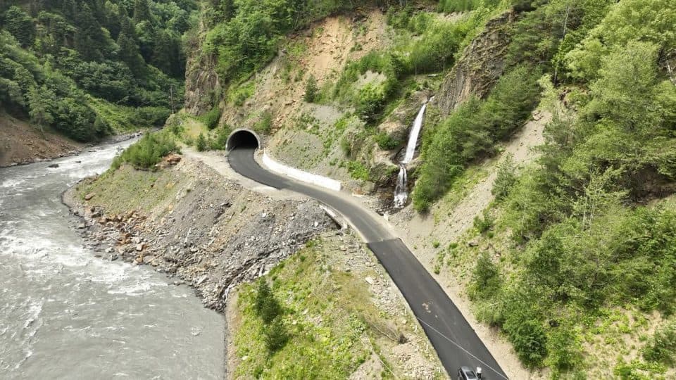 ინფრასტრუქტურის მინისტრი მესტიის ცენტრალური გზის რეაბილიტაციის სამუშაოებს გაეცნო