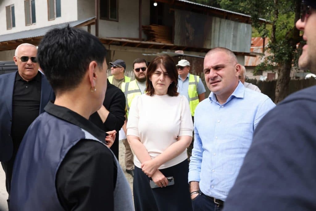 ზუგდიდი-მესტიის გზაზე სტიქიისგან დაზიანებული მონაკვეთების რეაბილიტაცია ხორციელდება - image 5