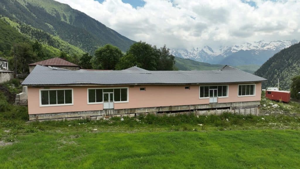 რევაზ სოხაძე ბეჩოსა და მესტიაში პრობლემური ბაღების მდგომარეობას ადგილზე გაეცნო - image 2